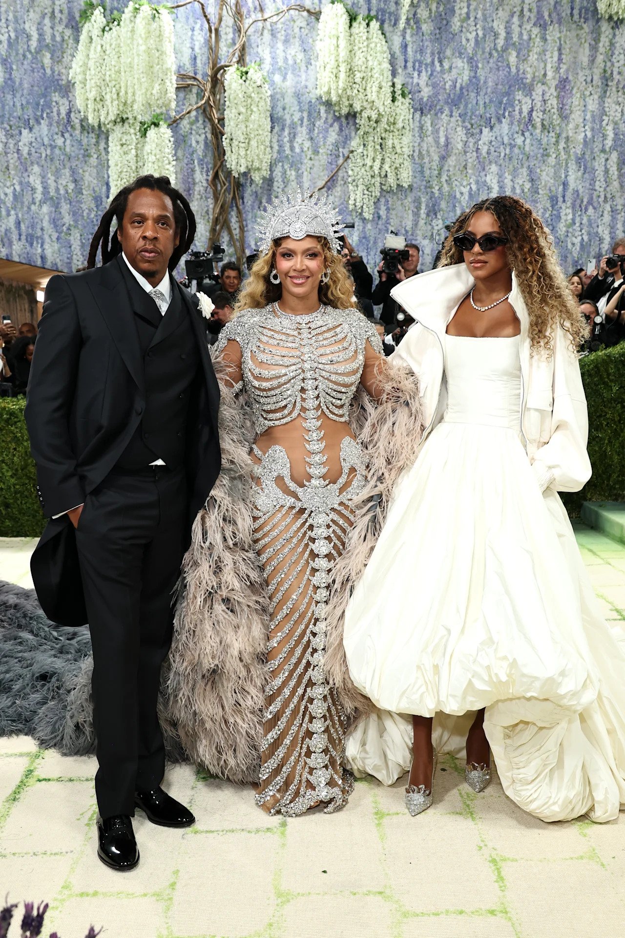 NUEVA YORK, NUEVA YORK - 04 DE MAYO: (De izquierda a derecha) Jay-Z, Beyoncé e Ivy Carter asisten a la Met Gala 2026 celebrando &" Arte de vestuario\» en el Museo Metropolitano de Arte el 4 de mayo de 2026 en la ciudad de Nueva York. (Foto de Jamie McCarthy/Getty Images)